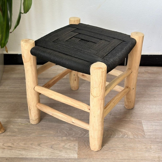 Tabouret artisanal Tazrout  en bois et Kittane noir