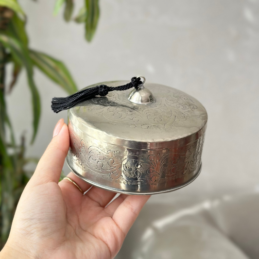 Boite de rangement zwak en métal argentée