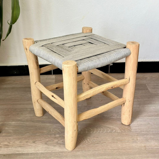 Tabouret artisanal Tazrout  en bois et Kittane gris clair