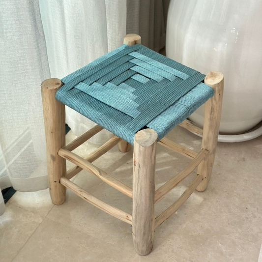 Tabouret artisanal Tazrout  en bois et Kittane bleu turquoise