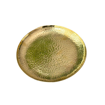 Assiette artisanale martelée en laiton doré