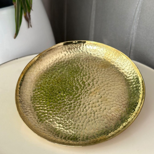 Assiette artisanale martelée en laiton doré