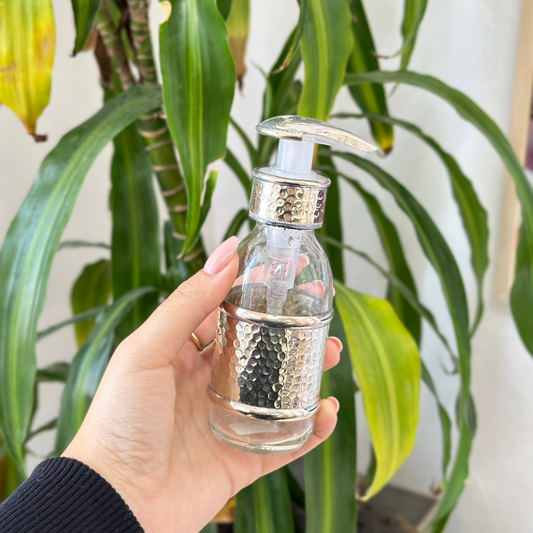 Distributeur de savon en verre et laiton argenté Martelé