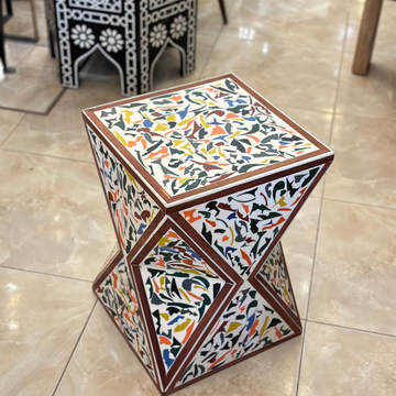 Table carrée en bois et résine colorée