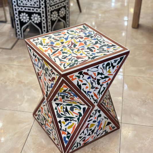 Table carrée en bois et résine colorée