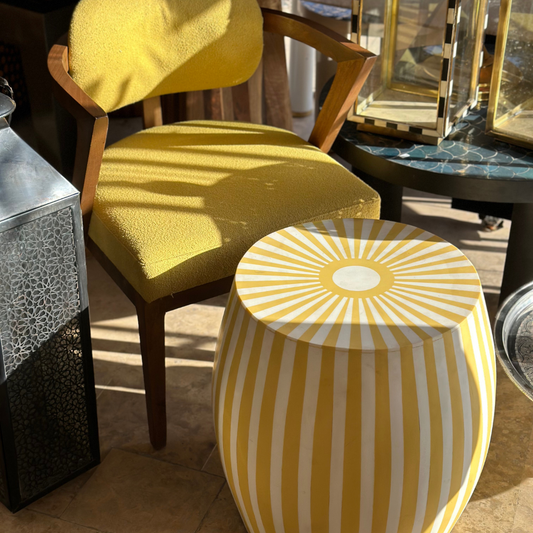 Table basse en bois et résine jaune et blanc