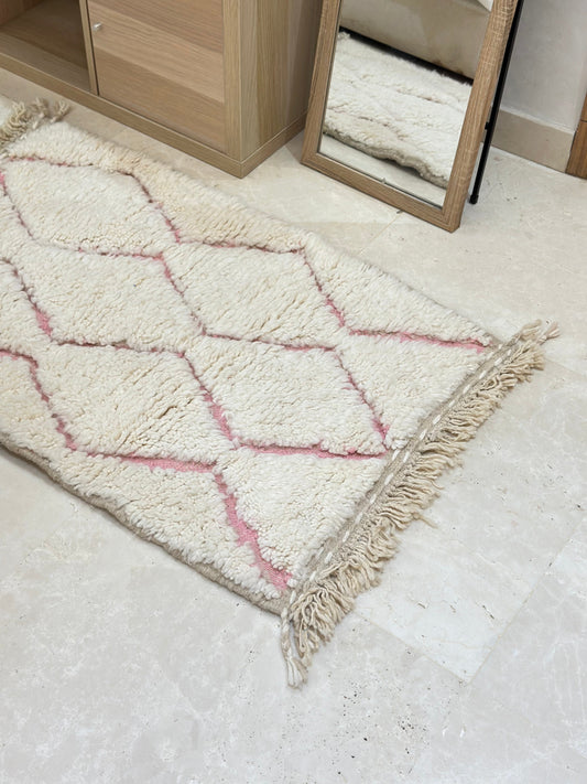 Tapis berbère Beni Ouarain zigzag rose crème 100% laine de mouton - 110cm/70cm