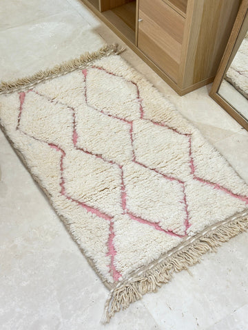 Tapis berbère Beni Ouarain zigzag rose crème 100% laine de mouton - 110cm/70cm