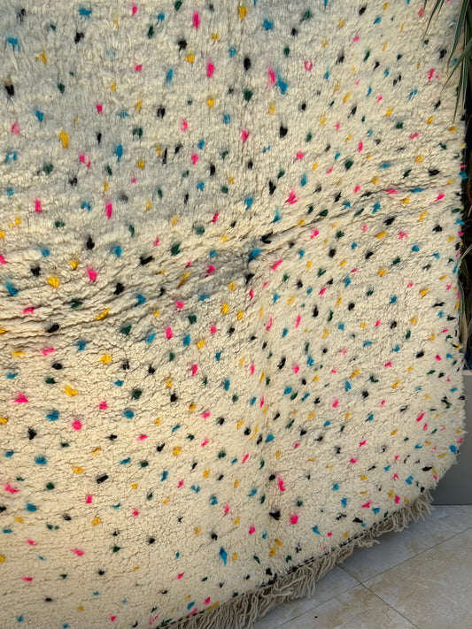 Tapis berbère Beni Ouarain crème à petits points colorés 100% laine de mouton - 130cm / 150cm