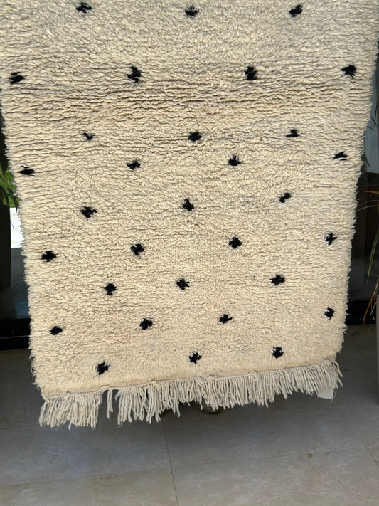 Tapis berbère Beni Ouarain crème à points noirs 100% laine de mouton - 145cm / 93cm