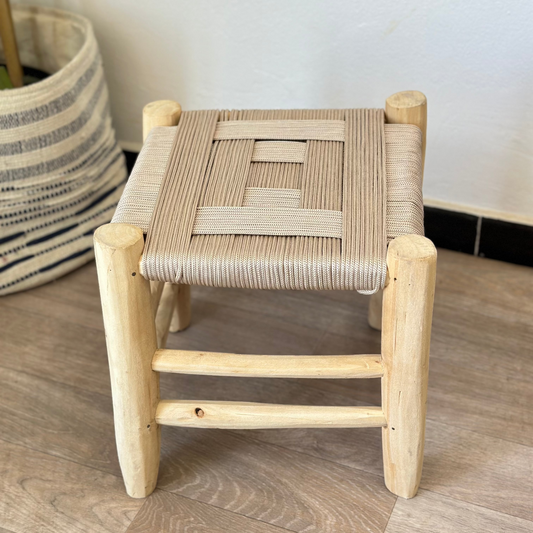 Tabouret artisanal Tazrout  en bois et kittane crème